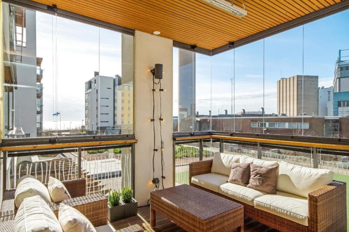 Canapé en osier à l'intérieur du balcon