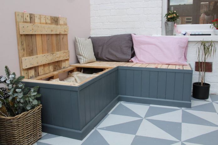 Canapé en bois à l'intérieur du balcon