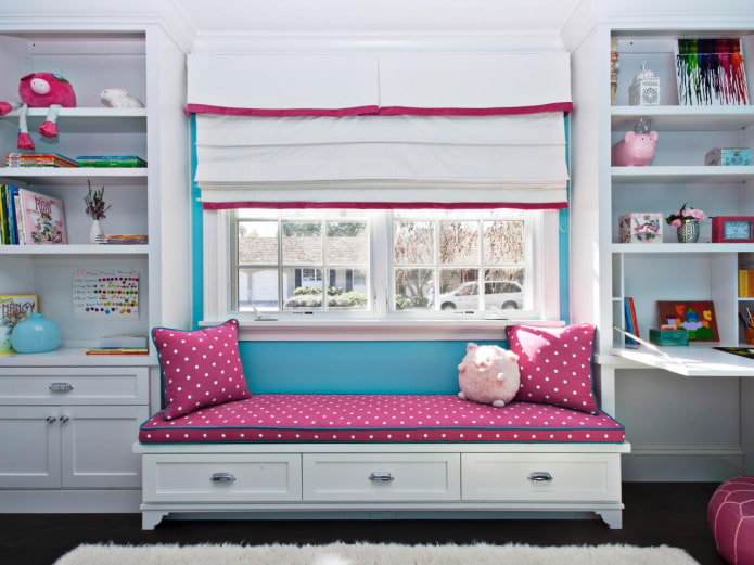 canapé sous la fenêtre de la chambre d'enfant