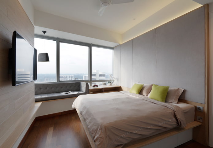 canapé sous la fenêtre dans la chambre
