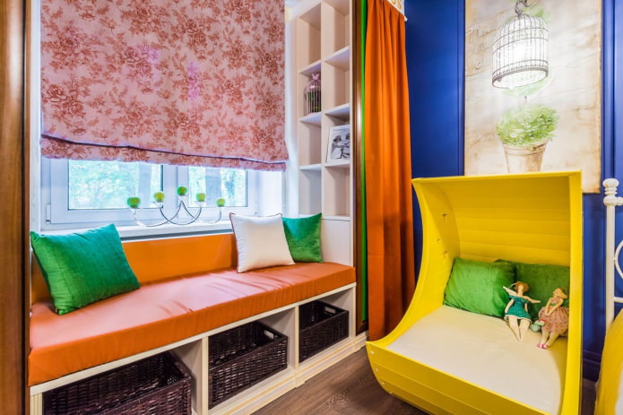 Un canapé d'appui de fenêtre à l'intérieur