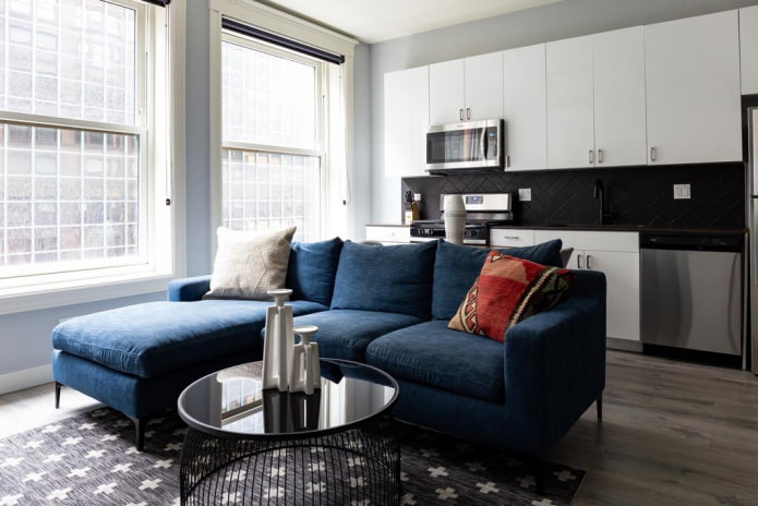 Modèle de canapé avec pouf bleu à l'intérieur