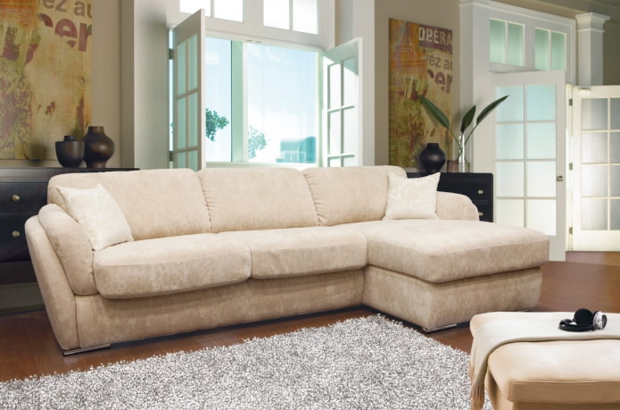 Modèle de canapé avec un pouf beige à l'intérieur