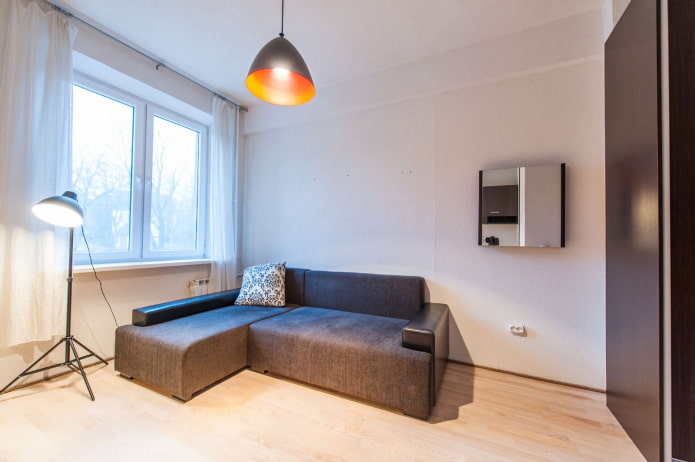 Modèle de canapé non pliable avec un pouf à l'intérieur