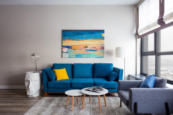 canapé bleu à l'intérieur