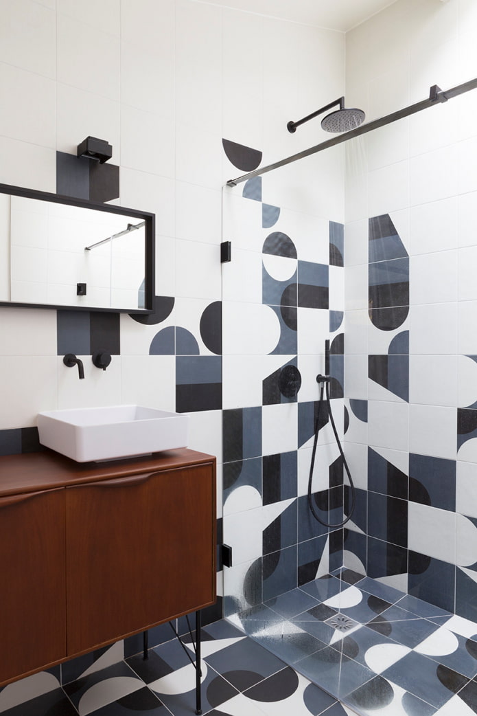 Transition du carrelage vers le mur de la douche