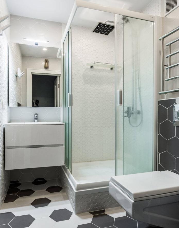 Cabine de douche dans une petite salle de bain