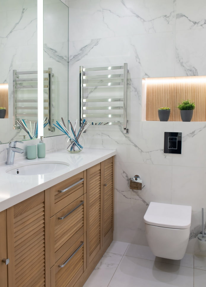 Marbre et bois dans une petite salle de bain