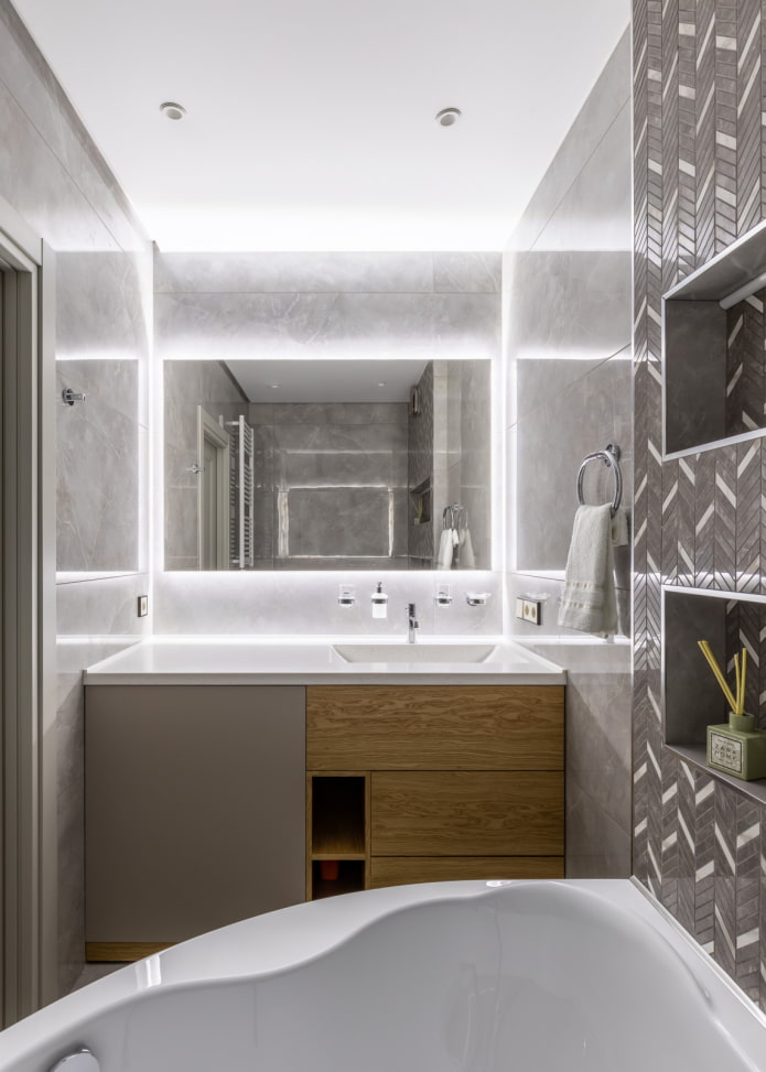 Grand miroir dans la salle de bain