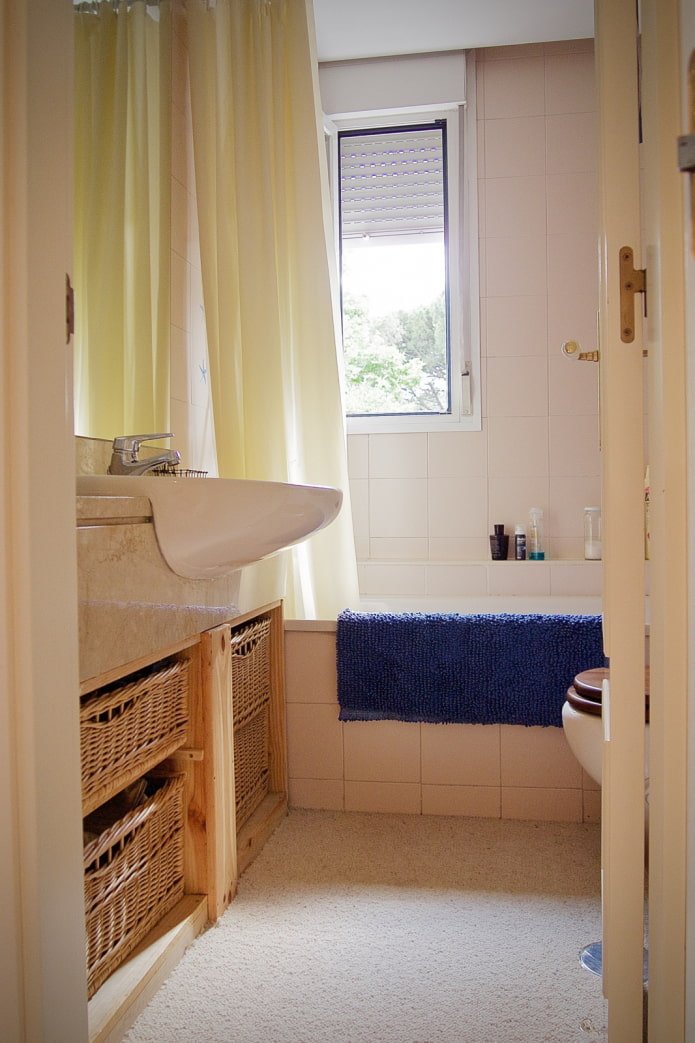 Paniers dans la salle de bain