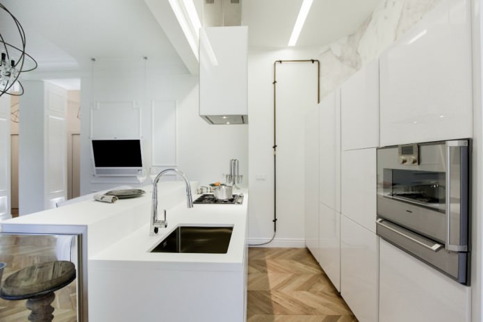 Intérieur d'une cuisine-salon combinée avec un comptoir de bar