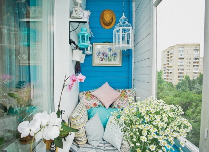Espace de repos sur une loggia dans un immeuble Khrouchtchev