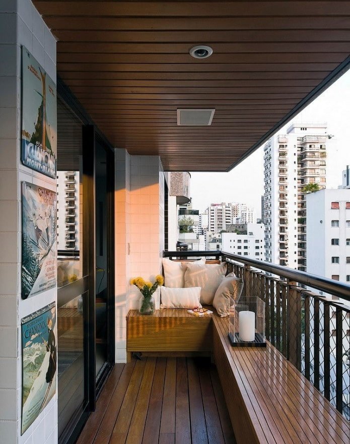 Décoration de plafond à l'intérieur du balcon
