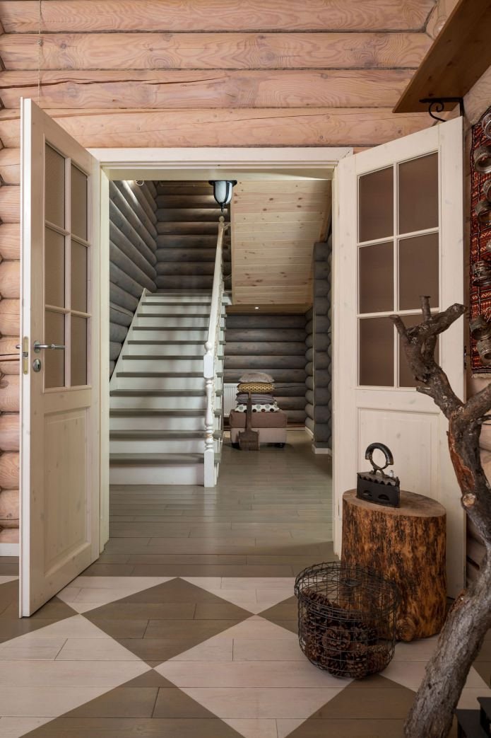 Aménagement d'un couloir dans une maison en rondins de bois