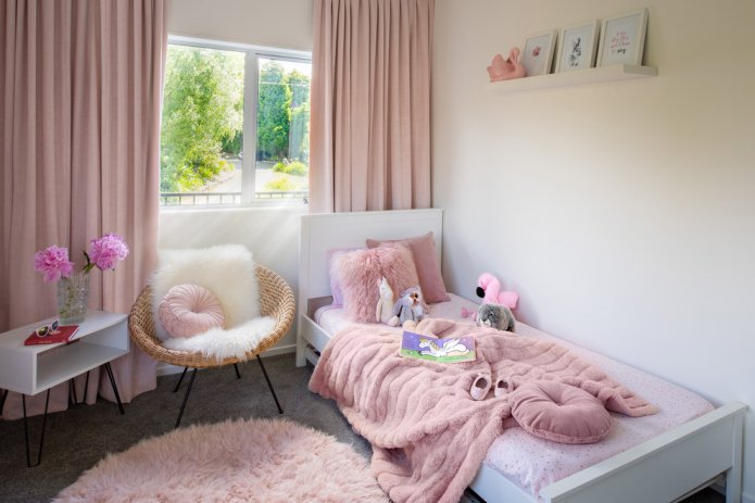 intérieur d'une chambre de 9 mètres carrés pour une fille
