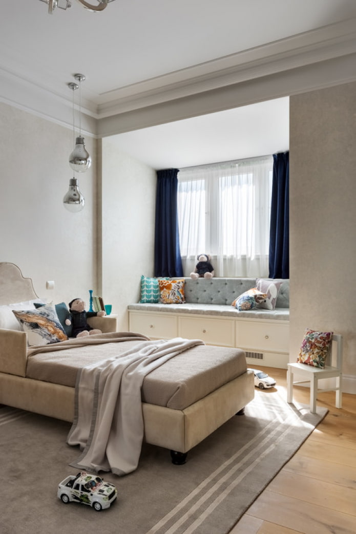 canapé sur le rebord de la fenêtre dans la chambre d'enfant