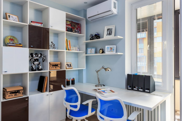 espace de travail dans la chambre d'enfant