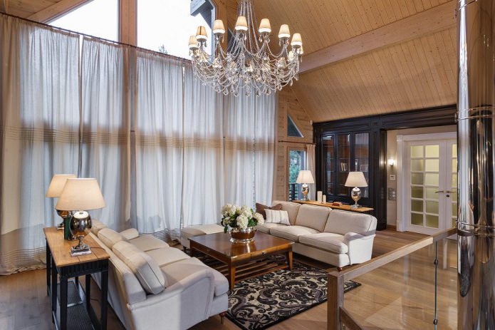 Intérieur du salon dans une maison en bois de placage stratifié