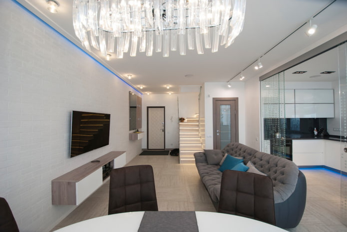 Intérieur d'un salon traversant de 18 mètres carrés
