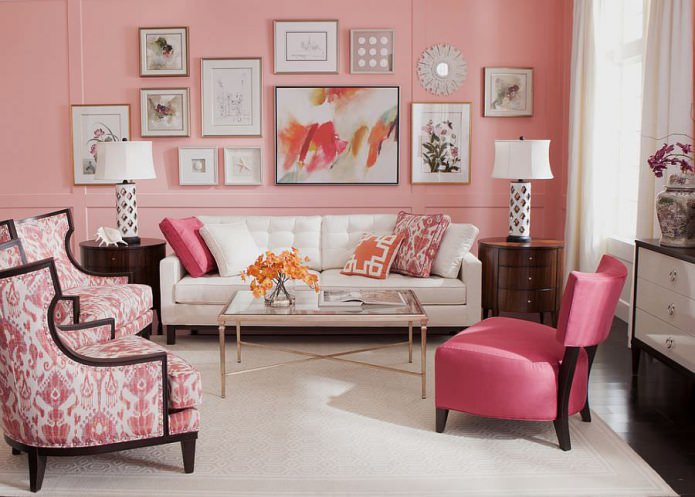 murs roses avec tableaux