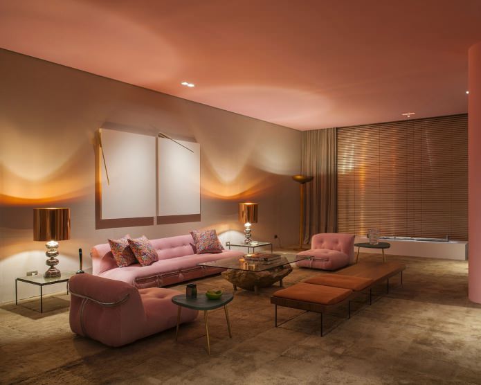 Intérieur rose et marron