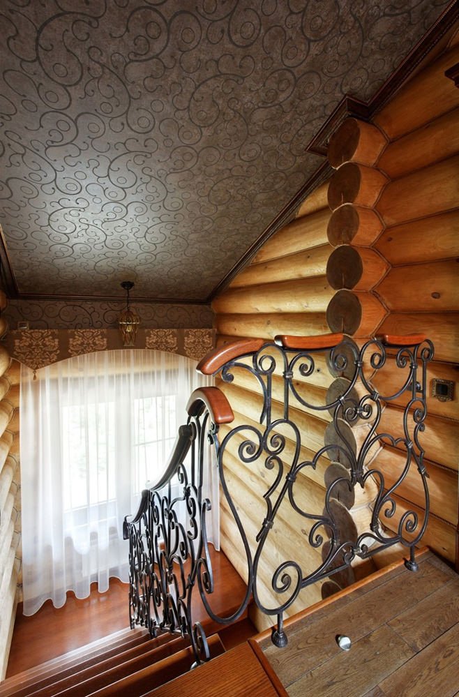 Escalier dans une maison en bois