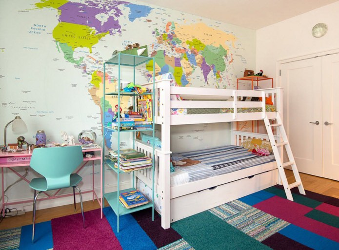 conception de chambre d'enfant avec papier peint photo avec une carte du monde