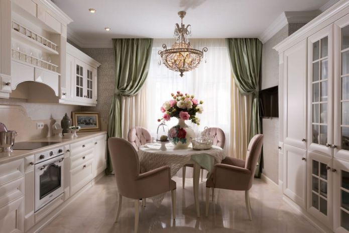 Table de cuisine à l'intérieur de la cuisine