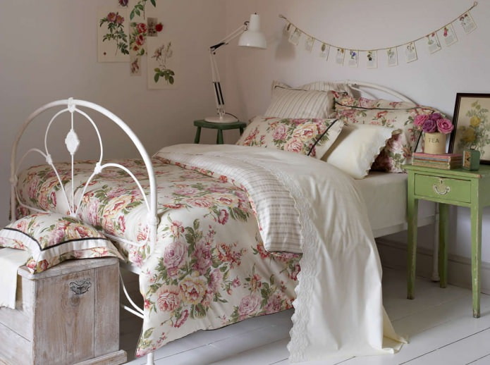 fleurs sur linge de lit