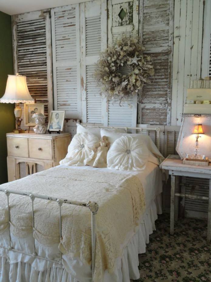 Le mur d'accent dans l'intérieur de la chambre est décoré de planches vieillies