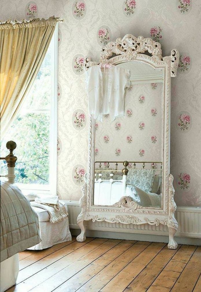 papier peint à fleurs, miroir dans un beau cadre
