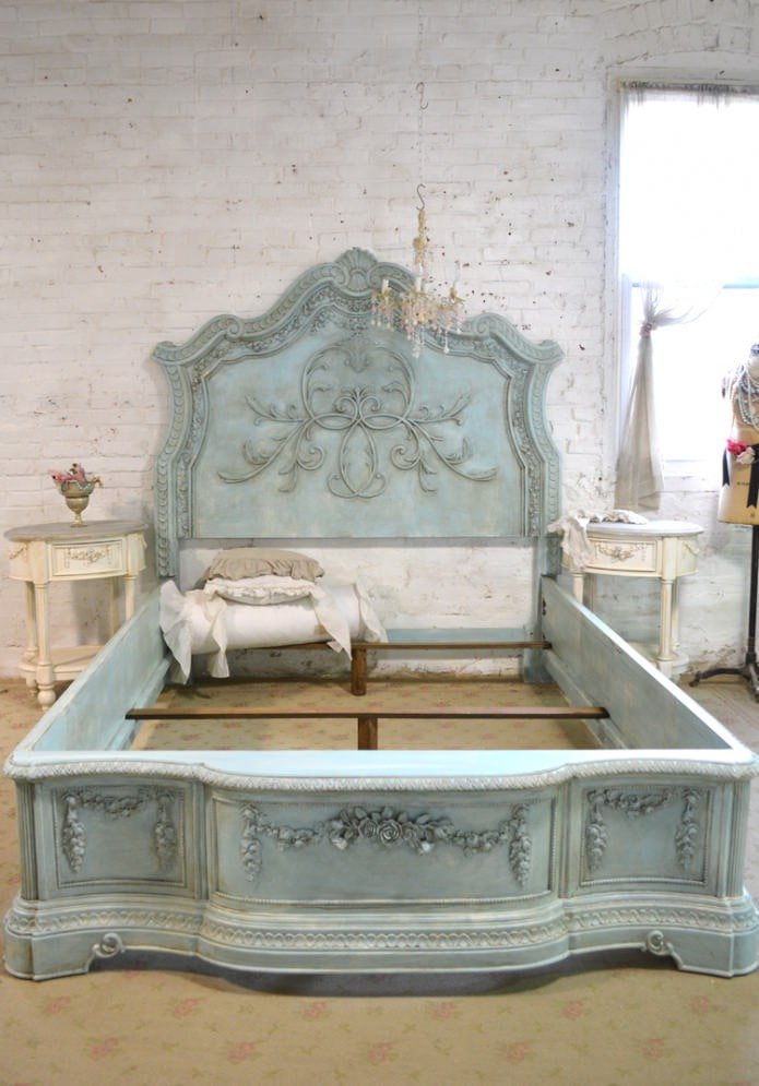 le lit et les tables de chevet sont décorés de moulures en plâtre