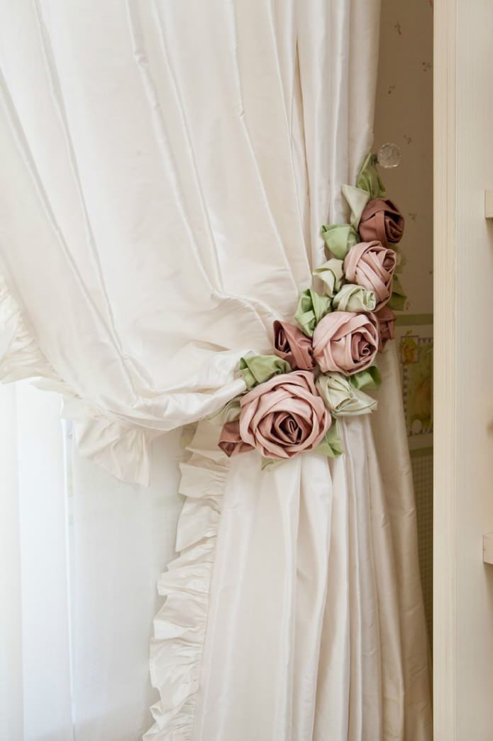 suspension rideau avec roses
