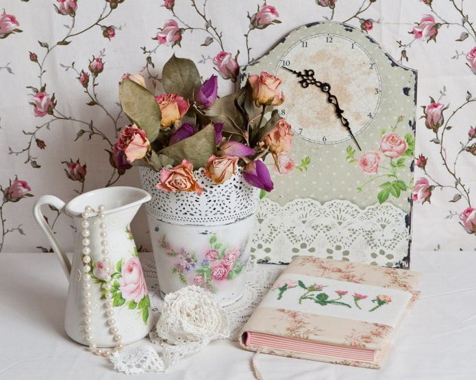 Décoration shabby chic avec motifs roses