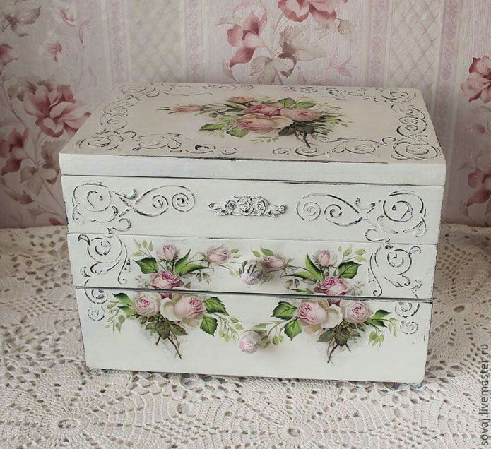 Commode décorée par découpage technique
