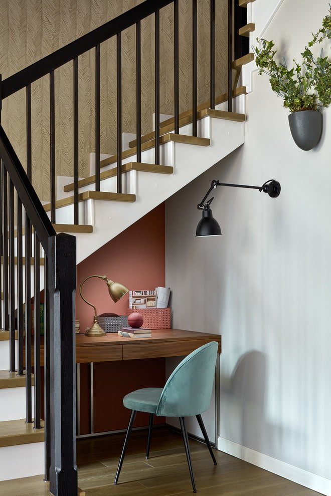 Bureau sous l'escalier à l'intérieur