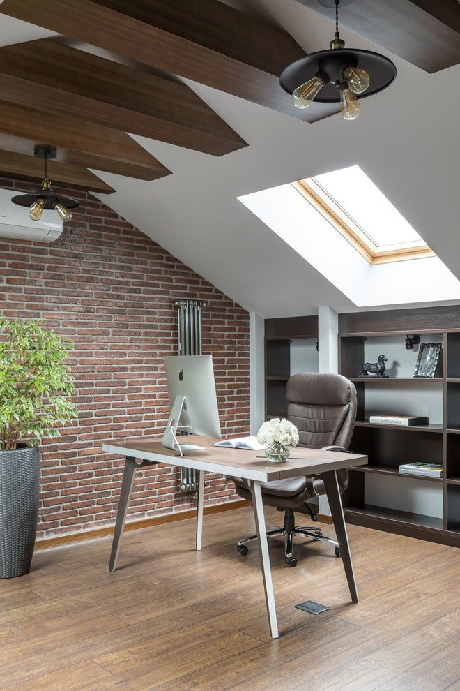 Bureau sous les combles à l'intérieur