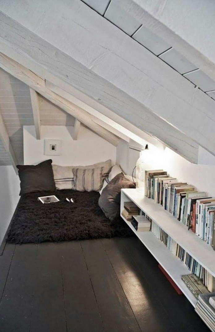 Espace de repos et livres sur les étagères