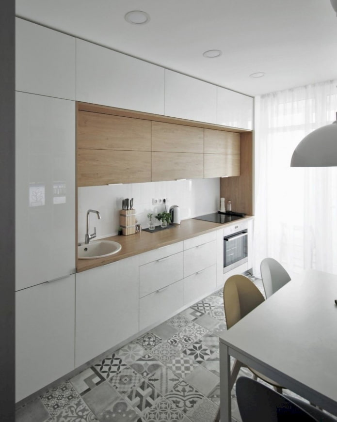 armoires jusqu'au plafond dans la cuisine