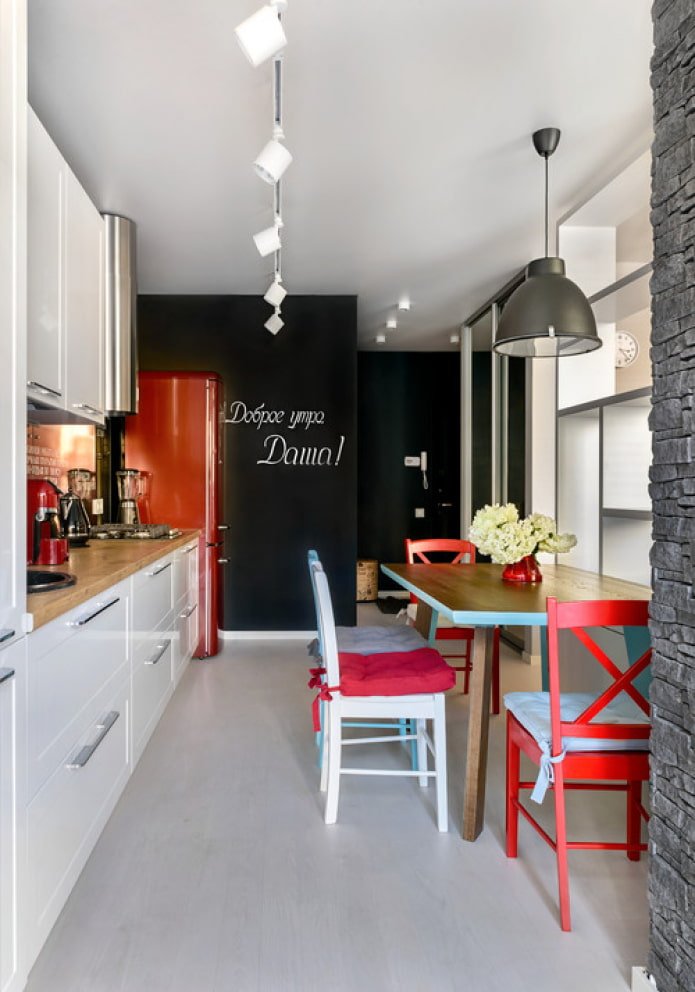 mur en ardoise dans la cuisine
