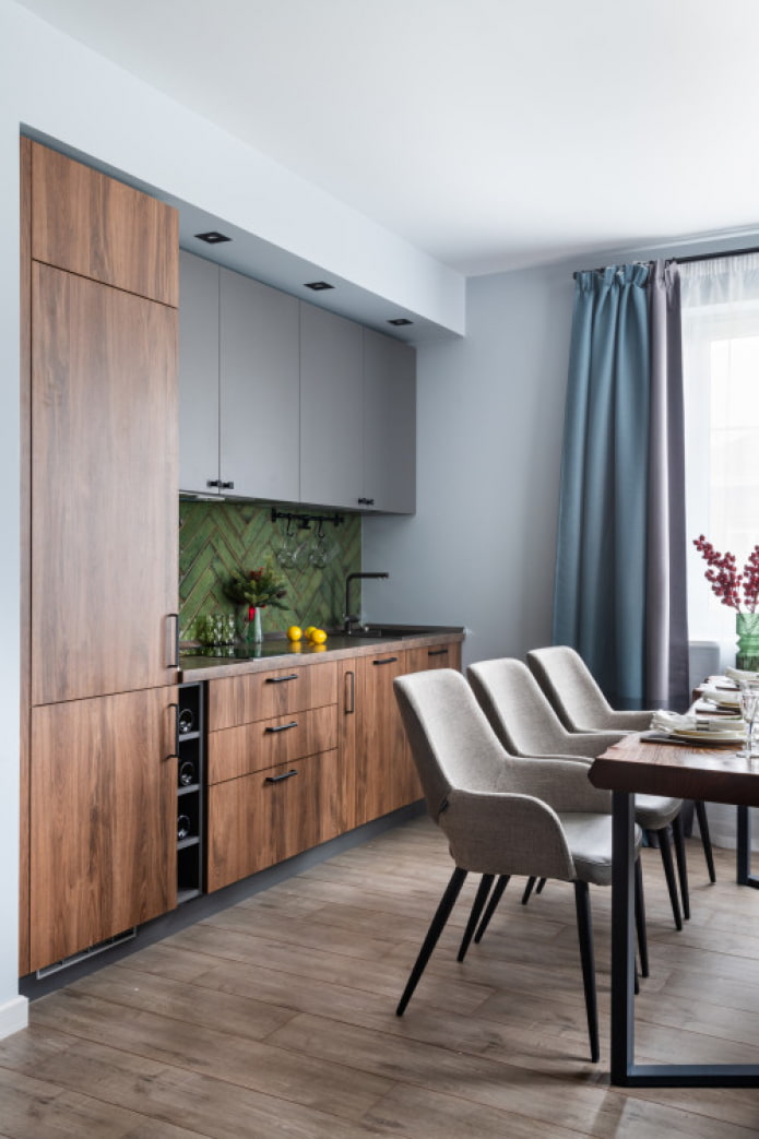 Façades en bois sur les meubles
