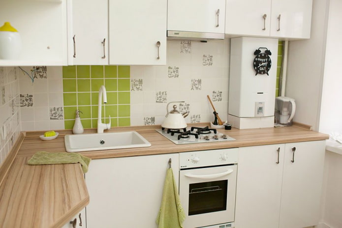 Cuisine de 5 m² avec chauffe-eau à gaz