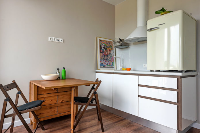 Cuisine de 6 m² avec réfrigérateur