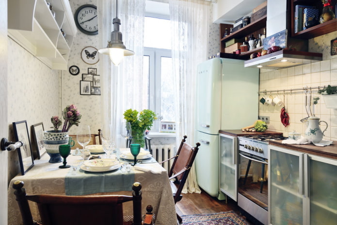 Cuisine de 6 m² avec réfrigérateur