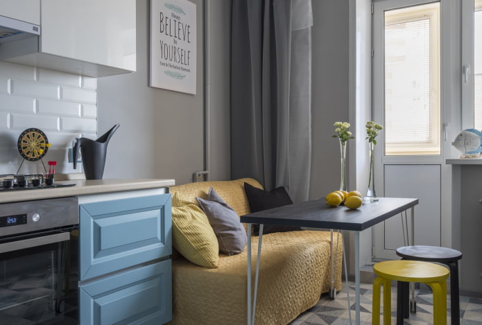 canapé dans la cuisine de 8 m²