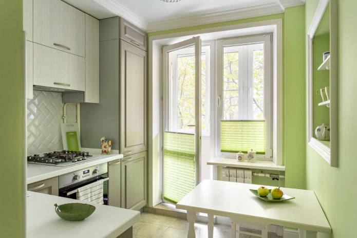 Intérieur de cuisine de 8 m² avec balcon