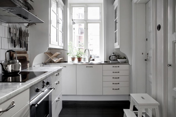 Intérieur de cuisine de 8 m² avec fenêtre