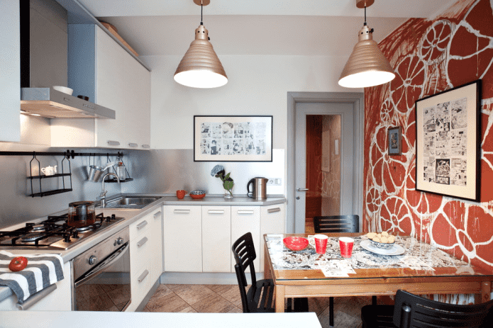 mur d'accent près de la table à manger