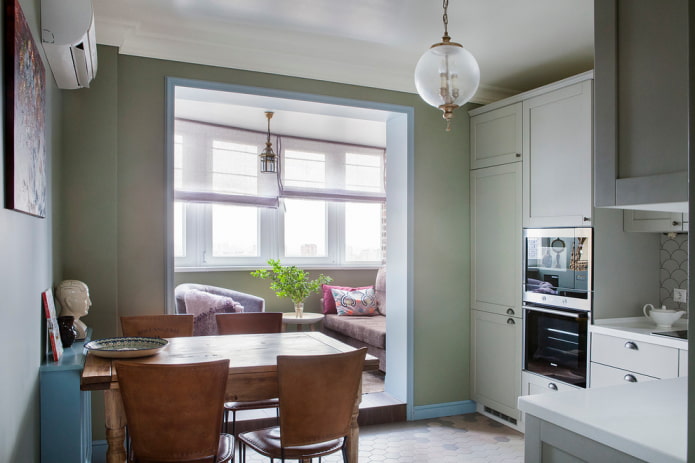 Mobilier intérieur de la cuisine combiné avec la loggia