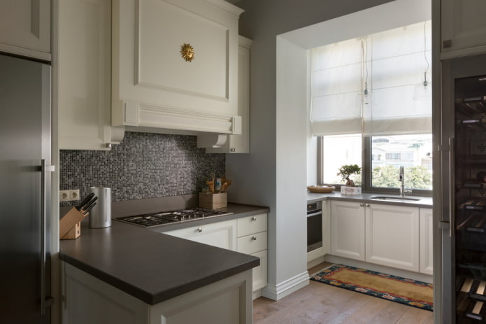 meubles à l'intérieur d'une cuisine combinée avec une loggia